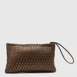 Clutch de fiesta color bronce con diseño tejido y asa de mano.