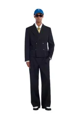 Camisa de corte regular fit confeccionada en popelín de algodón. Presenta cuello solapa, manga larga con puños abotonados y cierre frontal con botonadura.