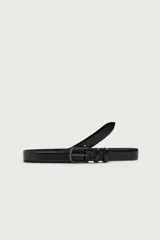 Cinturón negro de piel con hebilla y pasador metálicos oscuros.