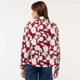 Blusa de corte fluido y holgado con estampado floral en tonos bordó y crema. Presenta cuello camisero, cierre frontal con botones y mangas largas con puños rectos.