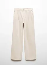 Pantalón de jean color beige, de corte recto y tiro medio. Presenta detalle de pinzas en la parte frontal, cierre de cremallera con botón y bolsillos traseros.