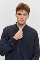 Campera estilo bomber color azul marino, con cierre frontal y bolsillos laterales.
