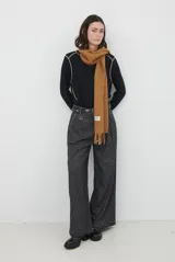 Pantalón de corte ancho y tiro alto, confeccionado en tejido con textura tipo espiga en color azul. Presenta pinzas en la cintura y costuras reforzadas.
