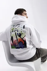 Canguro blanco de corte oversize con capucha y cordones ajustables. Presenta un estampado frontal con el texto 'BRIGHT FUTURE' en contorno azul y el logo de la marca en color naranja. Incluye bolsillos laterales.