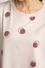 Remera rosa de algodón con estampado de lunares marrones.