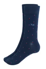 Medias de vestir azul marino con pequeños rectángulos combinados en rojo y celeste, y logo bordado en el tobillo.