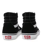 Championes Vans modelo Sk8-Hi de caña alta, color negro con la icónica banda lateral blanca. Confeccionados en una combinación de gamuza y lona, cuentan con puntera reforzada, cuello acolchado para mayor soporte y la clásica suela de goma tipo waffle.