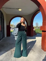 Pantalón de vestir verde esmeralda, de corte palazzo y tiro alto.