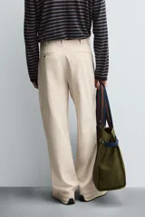 Pantalón chino de corte recto confeccionado en tejido ligero de algodón con estructura canvas. Presenta bolsillos frontales, bolsillos traseros de vivo y cierre frontal con cremallera y botón.