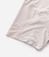 Remera de hombre con tecnología dry, cuello redondo y mangas cortas. Presenta un diseño minimalista con estampado lettering 1921 en el pecho y detalle de textura en los hombros.