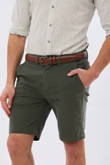 Bermuda clásica azul marino confeccionada en gabardina liviana de algodón con elastano, de corte recto y diseño liso.