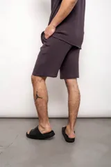 Bermuda lisa color gris oscuro, por arriba de la rodilla, confeccionada en muselina 100% algodón.