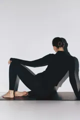 Campera deportiva de corte ajustado en tejido funcional con tecnología de absorción de sudor. Presenta cuello elevado, cierre frontal completo, mangas raglán extralargas con abertura para el pulgar y bolsillos laterales con cierre.