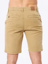 Bermuda de gabardina color azul con bolsillos laterales y traseros.