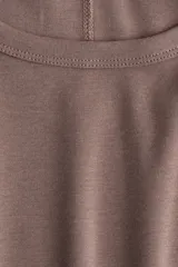 Remera de manga larga color marrón topo, de tejido liso y corte entallado, con cuello redondo.