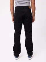 Jean de corte recto en color azul claro, con diseño clásico de cinco bolsillos, cierre frontal con botón y costuras reforzadas.