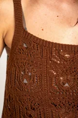 Top tejido de punto color beige con diseño texturado, escote cuadrado y tirantes anchos.