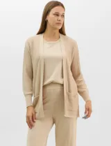 Cardigan abierto de tejido acanalado, con bolsillos frontales y mangas largas de corte entallado con puños de rib.