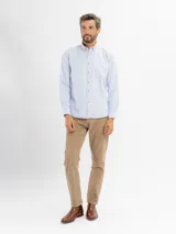 Pantalon de pana color tostado, de corte recto y diseño clásico con bolsillos laterales y traseros.