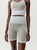 Short biker gris con tecnología 3D, tejido Fit_Tech y diseño de punto canalé en dos tonos. Presenta cinturilla alta y un diseño compacto y ligero.