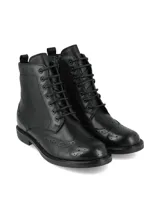 Borcego acordonado de cuero napa color negro con detalles perforados estilo Oxford en la puntera y los laterales, taco bajo y suela de TR.