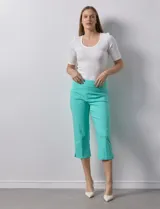 Pantalón capri color turquesa de gabardina elastizada marca Ruby Rd. Tiene pretina ancha elastizada, bolsillos delanteros simulados y bolsillos traseros aplicados.