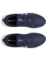 Championes de running Under Armour modelo Assert 11, color azul marino con entresuela blanca. Presentan parte superior de malla transpirable con revestimientos de cuero sintético y logo de la marca en el lateral.