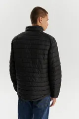 Campera puffer negra con cierre frontal y cuello alto.