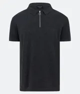 Polo de hombre color gris oscuro, corte comfort, confeccionada en tejido modal texturizado. Tiene cuello inglés, cremallera en el pecho y mangas cortas.