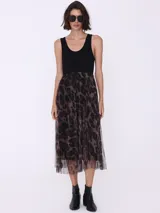 Vestido midi con musculosa negra en la parte superior y falda de tul plisado con estampado animal print.