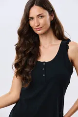 Musculosa azul marino con escote redondo y tirantes decorados con volados fruncidos.