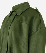 Campera bomber de gamuza sintética color terracota, con cuello clásico, cierre frontal, hombros caídos y puños ajustados.