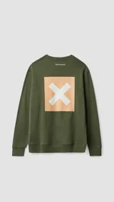 Sudadera verde militar de cuello redondo y manga larga, con logo cuadrado con una "X" en el pecho.