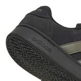 Championes Adidas modelo Grand Court Alpha, color negro con las tres tiras características en verde militar y suela negra.