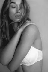 Soutien push-up con aros, copas acolchadas y breteles ajustables. La copa está cubierta de encaje floral sobre una base de malla. Presenta un pequeño detalle de moño de tela entre las copas.