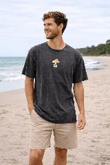 Remera de algodón premium con efecto lavado, color azul, de manga corta y cuello redondo. Presenta un pequeño estampado central con un diseño de hongo antropomórfico.