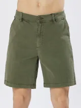 Bermuda de gabardina color caramelo, con cierre de botón y cremallera, bolsillos laterales y trabillas para cinturón.