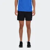 Short de running New Balance de 5 pulgadas, color negro, con tecnología NB DRY que absorbe la humedad y slip interior transpirable. Presenta bolsillos para las manos y un bolsillo discreto en el lado derecho, además de cordones externos y logo reflectante.