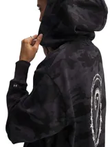 Campera con capucha y cierre frontal completo, confeccionada en tejido French Terry con estampado de camuflaje en tonos oscuros. Presenta hombros caídos, bolsillos laterales y un logo circular bordado en el pecho.