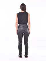 Calza negra de cuero sintético con cintura alta.