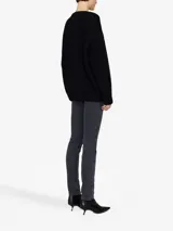 Sweater tejido de cuello redondo y mangas largas, con puños y dobladillo acanalados. Presenta una textura de punto grueso y un calce holgado.