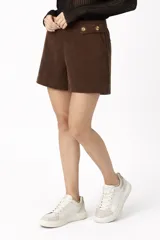 Short de pana color marrón, de tiro alto, con detalle de trabillas y botones decorativos en la cintura.