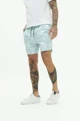 Short de baño con estampado floral en tonos azules, cintura elástica con cordón ajustable, bolsillos laterales y bolsillo trasero.