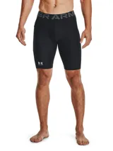 Calza corta de compresión Under Armour HeatGear para hombre, color negro con logo gris en la pierna izquierda y cintura elástica con la inscripción Under Armour. Confeccionada en tejido HeatGear que ofrece cobertura superior sin apelmazar y paneles de malla estratégicos para mayor ventilación.