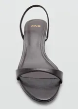 Sandalias de taco kitten, color marrón oscuro, con diseño de tira delantera fina y tira ajustable en el talón.