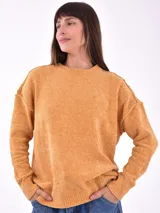 Buzo de punto color mostaza con cuello redondo y diseño holgado.