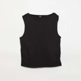 Top ajustado de tejido crepé color negro, sin mangas, con escote bote y costura fruncida en la cintura.