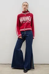 Pantalón de denim tiro alto con corte oxford y tajos laterales en el ruedo. Presenta cierre frontal con botones a la vista y costuras verticales decorativas.