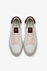 Zapatillas Ecoalf modelo Aral, color blanco con detalles en gris y burdeos. Fabricadas con PIÑATEX®, una alternativa vegana al cuero hecha de fibra de hoja de piña.