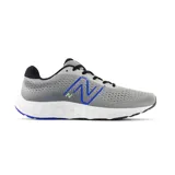 Championes New Balance 520v8, color gris con detalles en negro y azul.
